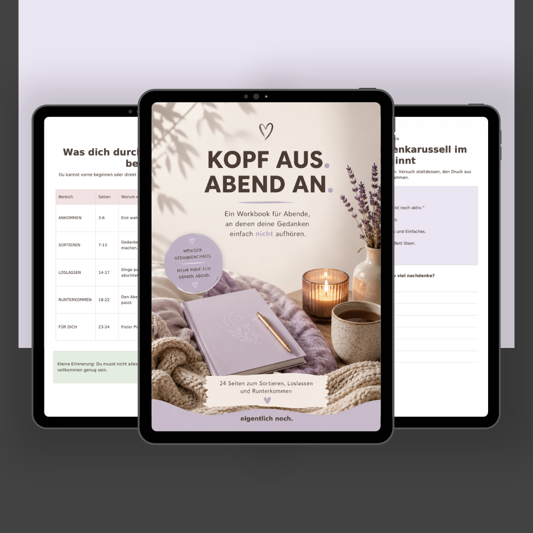 Tablet-Mockup des digitalen Workbooks Kopf aus. Abend an. mit Einblicken in die Innenseiten